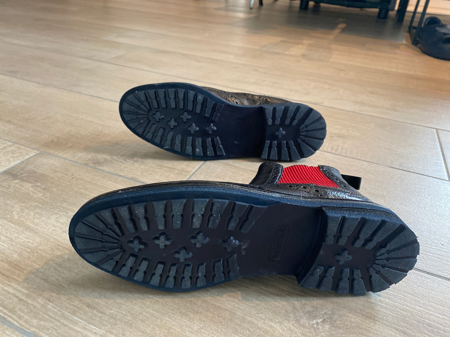 Schwarze und rote Stiefeletten