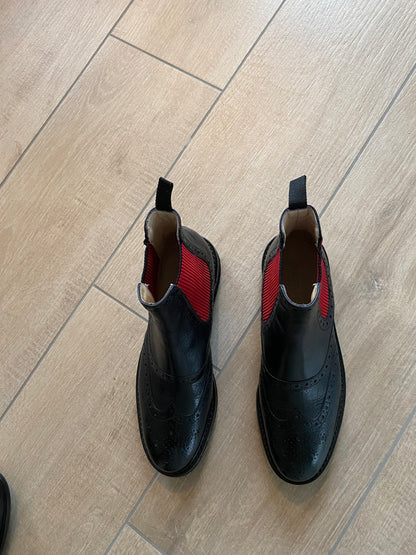 Schwarze und rote Stiefeletten